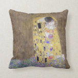 Coussin Le baiser par l'Américain MoJo de Gustav Klimt v2<br><div class="desc">Le baiser par l'Américain MoJo de Gustav Klimt v2 se repose. Un coussin avec "le baiser" par Gustav Klimt, une peinture de renommée mondiale par le peintre autrichien qui a fortement influencé le mouvement d'art Nouveau ou de Jugenstil. 2012 est le 150th anniversaire d'anniversaire de Klimt. Quelle meilleure manière de...</div>