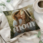 Coussin Le cadeau personnalisé ultime : Maman stylish<br><div class="desc">Notre Coussin design Maman Cadeau n'est pas seulement un morceau de décoration, c'est une expression de votre amour. Conçu pour encapsuler les souvenirs avec une touche personnelle - avec le texte ou la photo de votre choix, avec une belle superposition "MOM". C'est l'ajout parfait à la chambre de votre mère,...</div>