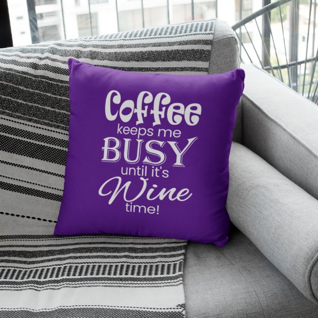 Coussin Le café me garde occupé jusqu'à ce qu'il soit l'he (Créateur téléchargé)