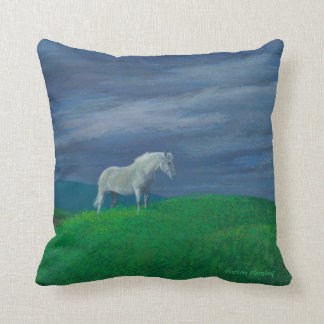 Coussin Le cheval blanc attend le support gris de tempête