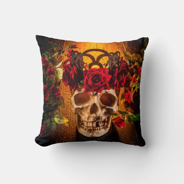 Coussin Le crâne humain sur la table noire se trouve dans  (Recto)