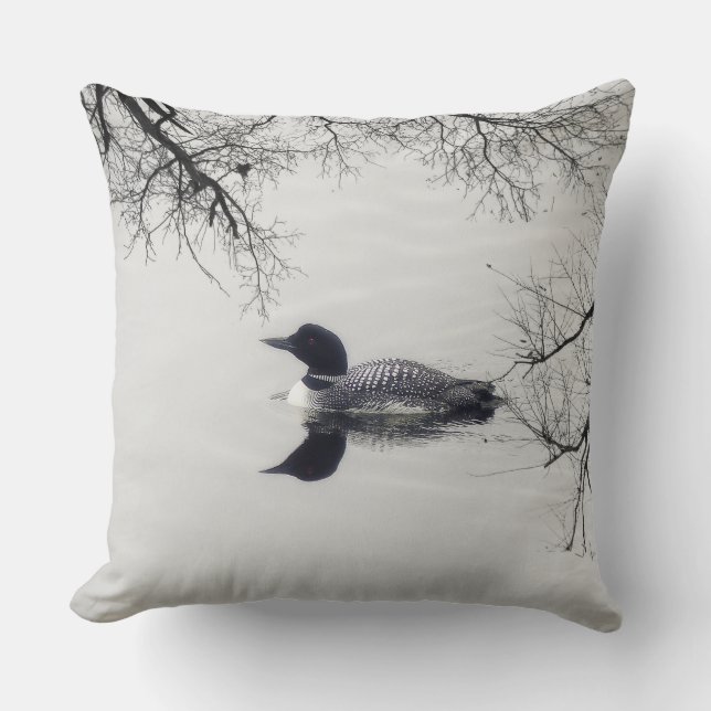 Coussin Le dingue commun nage dans un lac du nord en hiver (Recto)