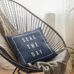 Coussin Le Jour des mers<br><div class="desc">Habille ta maison de plage,  la maison côtière ou le bateau avec ce jouet nautique gai pillow en marine classique et blanc. "Seas the Day" apparaît en lettres blanches modernes sur un arrière - plan bleu marine accentué d'une bordure blanche.</div>
