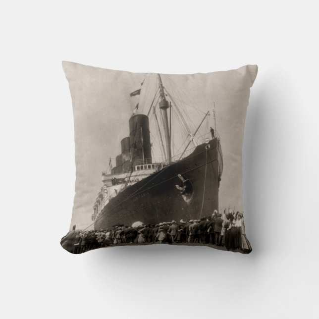 Coussin Le Lusitania arrive le cru 1907 de New York City (Recto)