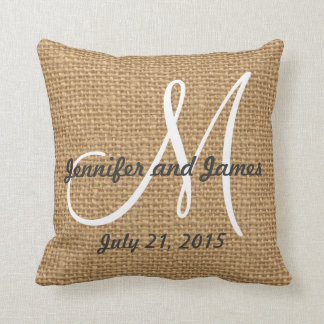 Coussin Le monogramme appelle le souvenir rustique de