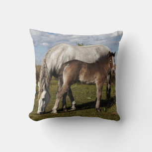 Coussin Le poulain de Camargue à cheval avec mère