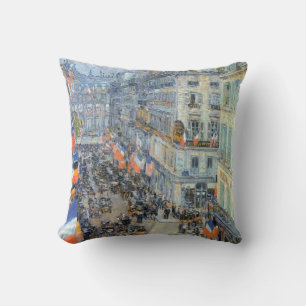 Coussin Le Quatorze Juillet, Rue Daunou par Childe Hassam