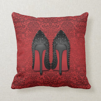 Coussin Le rouge base des chaussures de stylets en DAMASSÉ