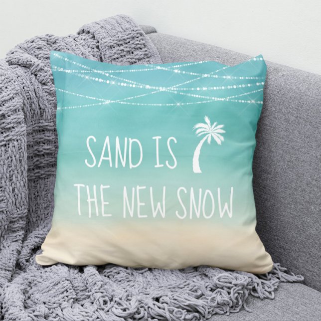 Coussin Le sable de la plage tropicale d'hiver est la nouv (Créateur téléchargé)