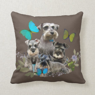 Coussin Le Schnauzer poursuit des papillons et des fleurs