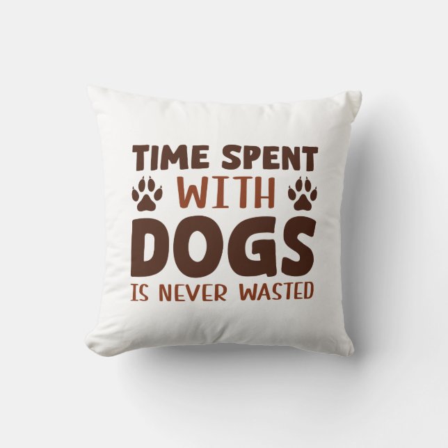Coussin Le temps passé avec les chiens n'est jamais perdu (Recto)