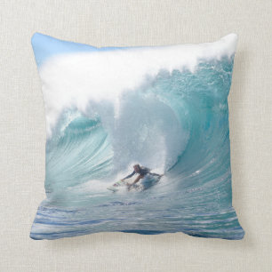 Coussin Légende Rochelle Ballard de surf surfant la vague