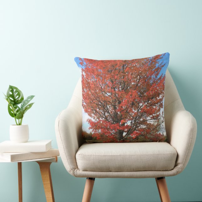 Coussin L'érable rouge chute le ciel bleu (Chaise)