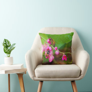 Coussin Les abeilles Sur Les Fleurs De Vins De Corail