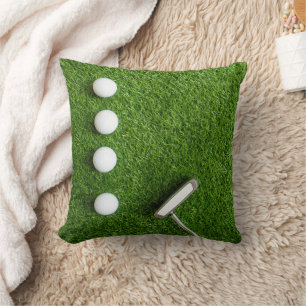Coussin Les balles de golf sont sur de l'herbe verte