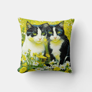 Coussin Les chats adorables assis dans un champ de marguer