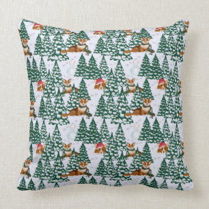 Coussin Les Corgis décorent l'arbre de Noël dans la for