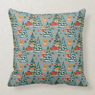 Coussin Les Corgis décorent l'arbre de Noël dans la for