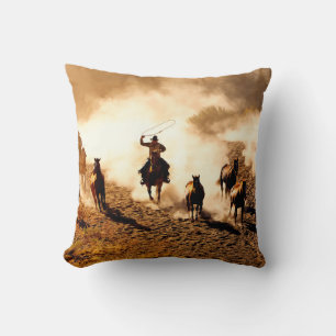 Coussin Les cow-boys à la recherche de chevaux sauvages. l