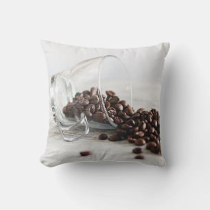 Coussin Les grains de café se déversent d'une coupe de caf