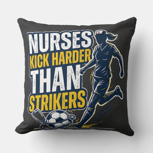 Coussin Les infirmières bottent plus fort que les buteurs (Recto)