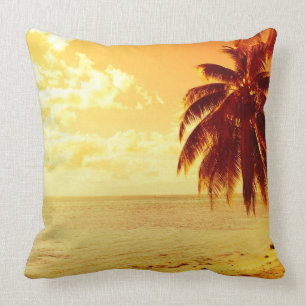 Coussin Les palmiers tropicaux à une plage au coucher du