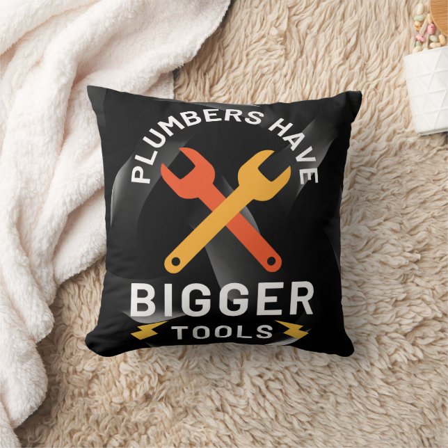 Coussin Les plombiers Ont Des Outils Plus Gros (Couverture)