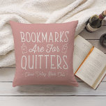 Coussin Les signets sont pour Quitters Club de Livre Perso<br><div class="desc">Ce joli design nerdy pour les amateurs de livres, de livres, d'auteurs, d'écrivains, d'amis de club de livres ou de lecteurs avide présente la citation drôle "Signets Are For Quitters" avec deux petites illustrations de livres sur un arrière - plan rose poussiéreux. Personnalisez-vous avec une ligne de texte personnalisé en...</div>