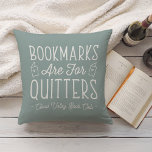 Coussin Les signets sont pour Quitters Club de Livre Perso<br><div class="desc">Ce joli design nerdy pour les amateurs de livres, de livres, d'auteurs, d'écrivains, d'amis de club de livres ou de lecteurs avide présente la citation drôle "Signets Are For Quitters" avec deux petites illustrations de livres sur un arrière - plan vert sage poussiéreux. Personnalisez-vous avec une ligne de texte personnalisé...</div>