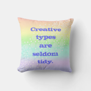 Coussin Les types créatifs sont rarement Tidy Rainbow