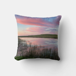 Coussin L'étang de la prairie reflète les nuages brillants