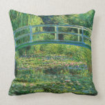 Coussin L'étang Water-Lily, 1899 par Claude Monet<br><div class="desc">Claude Monet - The Water-Lily Pond,  1899. Oscar-Claude Monet était un peintre français et fondateur de la peinture impressionniste,  considéré comme un précurseur essentiel du modernisme,  notamment dans ses tentatives de peindre la nature telle qu'il la perçoit.</div>