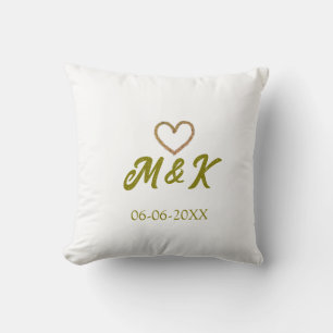 Coussin lettrage moderne du nom du couple de mariage au cœ