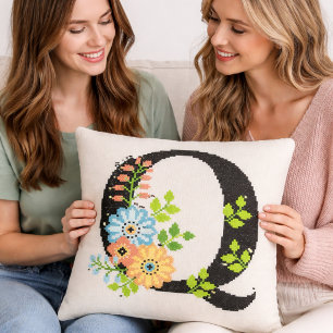 Coussin Lettre Florale en Broderie au Point de Broderie O