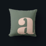 Coussin LETTRE INITIALE MONOGRAPHIQUE Téméraire Rose Vert<br><div class="desc">Un oreiller contemporain avec un arrière - plan vert sauge profond avec une grande lettre minuscule rose vif en caractères gras. Ce design élégant et minimaliste est parfait pour un décor de maison moderne, boho ou du milieu du siècle, ajoutant une touche de sophistication et de personnalité à tout espace....</div>