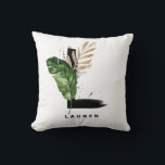 Coussin Lettre L Monogram Palm Feuille Tropical<br><div class="desc">Coussin monogramme L de lettre personnalisable avec aquarelle feuille de palme tropicale, fausse feuille de feuille d'or et accents de brosse d'aquarelle noire. Personnalisez ce coussin de monogramme tropical en ajoutant votre nom ou d'autres détails. Ce coussin de monogramme de lettre L boho sera parfait comme cadeau. D'autres lettres sont...</div>