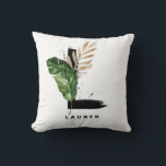 Coussin Lettre L Monogram Palm Feuille Tropical<br><div class="desc">Coussin monogramme L de lettre personnalisable avec aquarelle feuille de palme tropicale, fausse feuille de feuille d'or et accents de brosse d'aquarelle noire. Personnalisez ce coussin de monogramme tropical en ajoutant votre nom ou d'autres détails. Ce coussin de monogramme de lettre L boho sera parfait comme cadeau. D'autres lettres sont...</div>