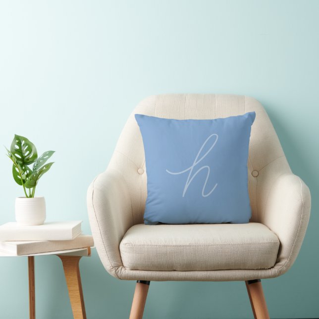 Coussin Lettre minuscule de script en bleu clair et lumièr (Chaise)