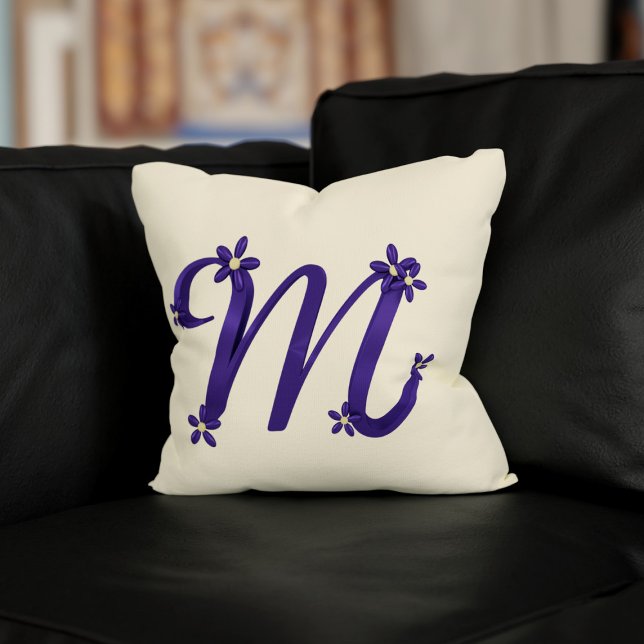 Coussin Lettre monogramme M violet avec détails floraux Cr (Perfect pillow for your mom as it already has her initial on it. A pretty purple M on cream)