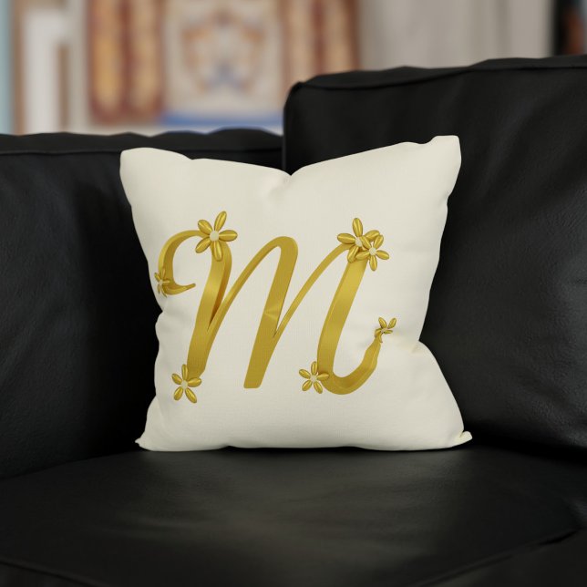 Coussin LETTRE MONOGRAPHIQUE D'OR M AVEC Détails Floraux C (A pretty cream pillow with a gold letter M with cute little flowers just for you)