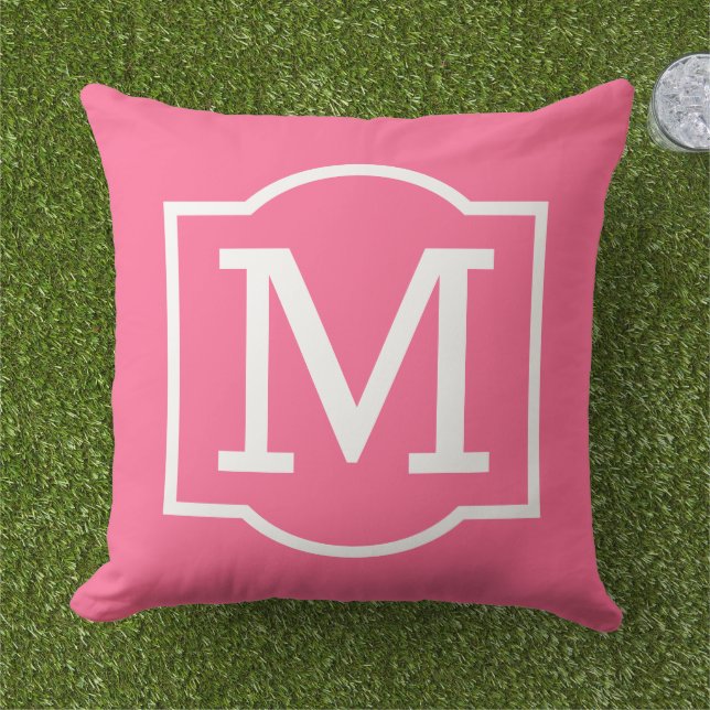 Coussin Lettre monographique personnalisée rose vif classi (Herbe)