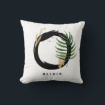 Coussin Lettre O Monogramme Palm Feuille Tropical<br><div class="desc">Lettre personnalisable O coussin monogramme avec aquarelle feuille de palme tropicale,  fausse feuille de feuille d'or et accents de brosse d'aquarelle noire. Personnalisez ce coussin de monogramme tropical en ajoutant votre nom ou d'autres détails. Ce coussin de monogramme O boho lettre sera parfait comme cadeau. D'autres lettres sont disponibles.</div>