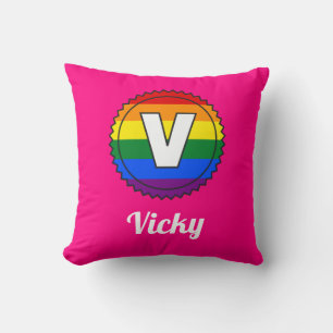Coussin Lettre V et nom Gay pride Arc-en-ciel Monogramme -