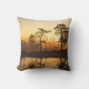 Coussin Levée de soleil bruyante dans la forêt - Arbres re