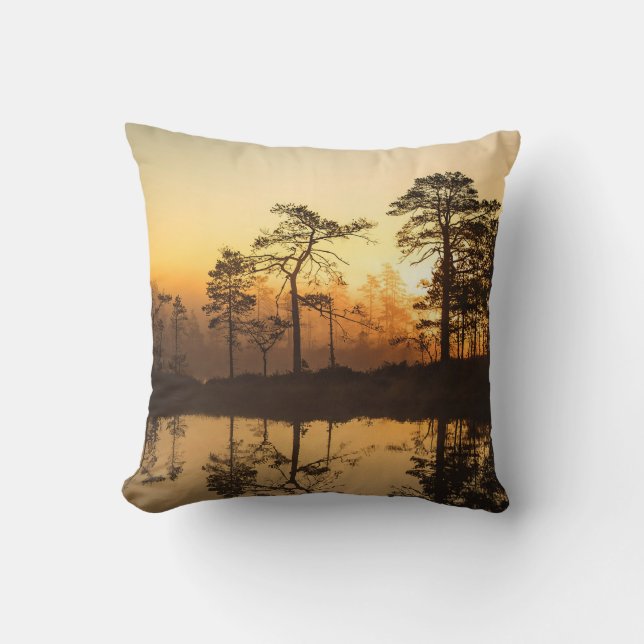 Coussin Levée de soleil bruyante dans la forêt - Arbres re (Recto)