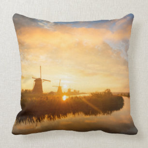 Coussin Lever de soleil sur les moulins à vent et une riv