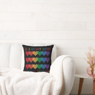 Coussin LGBT Heart Retro Be A Decent Human Ce n'est pas qu