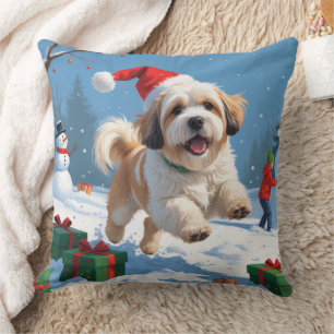Coussin Lhasa Apso courant dans la neige avec un chapeau d