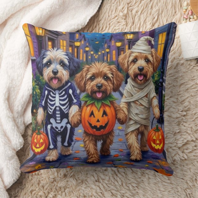 Coussin Lhasa Apso faisant Trick-or-Treat dans des costume (Couverture)