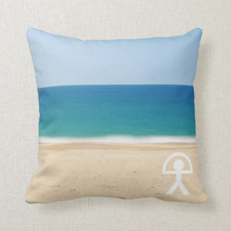 Coussin L'homme indien chanceux sur la plage espagnole